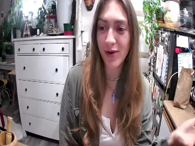 Live sex webcam photo for Sexylexi211 #257309631