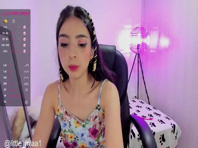 Live sex webcam photo for Little_Miaa1 #256735637