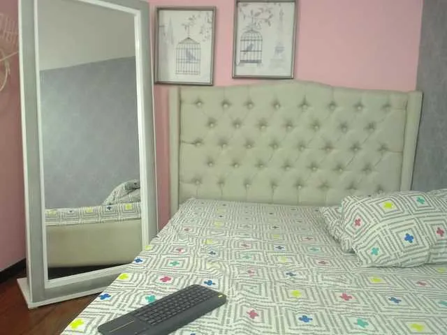 Live sex webcam photo for KiaraKaneel #241399327