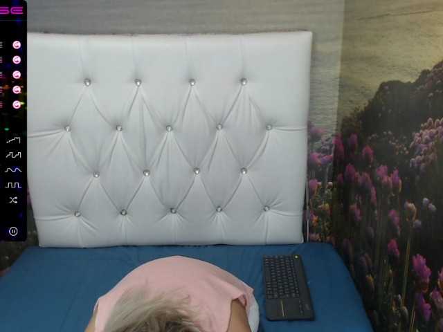 Live sex webcam photo for JuliaReeves #255709537