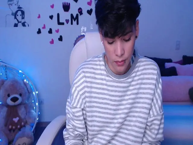 Live sex webcam photo for Laura_R23 #261479895