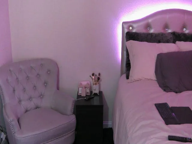 Live sex webcam photo for MeganMaxine #254373824