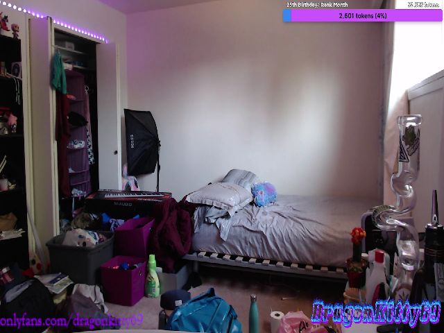 Live sex webcam photo for DragonKitty69 #252680809