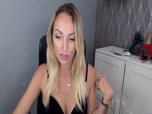 Live sex webcam photo for RikaXxX1 #253749880