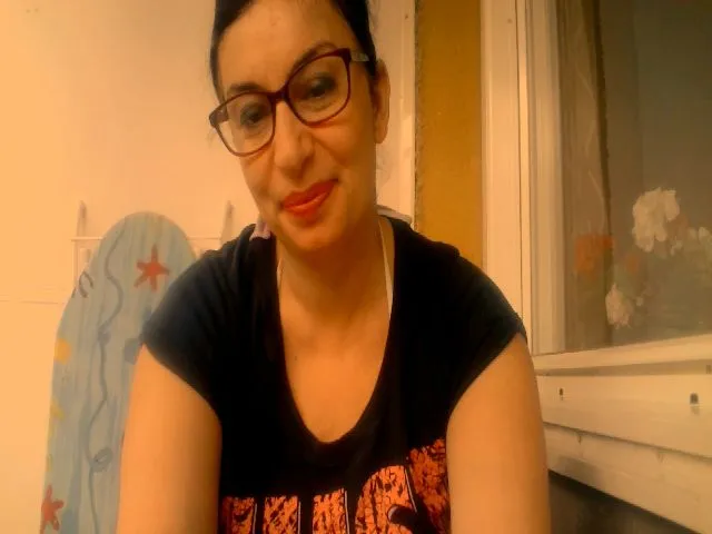 Live sex webcam photo for EmilyBelly #264235210