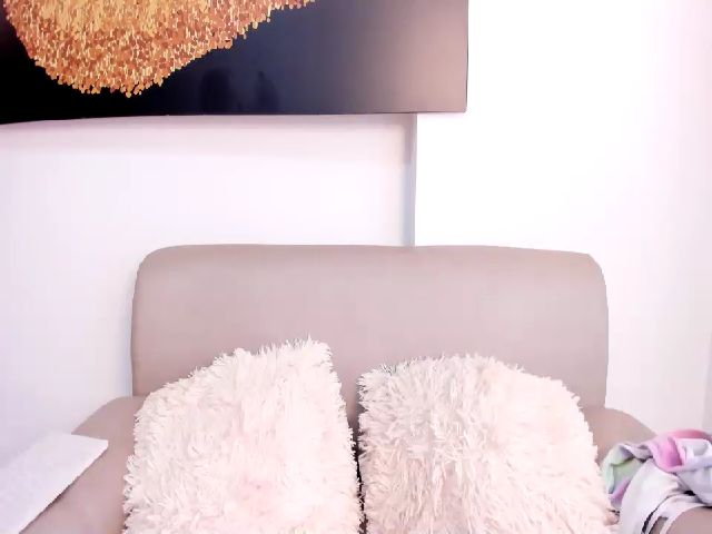 Live sex webcam photo for Roseann__ #264912925