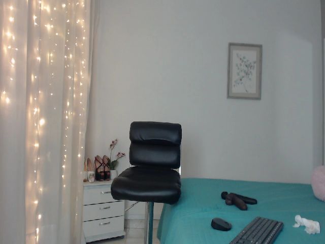 Live sex webcam photo for AliceFox0 #253485758