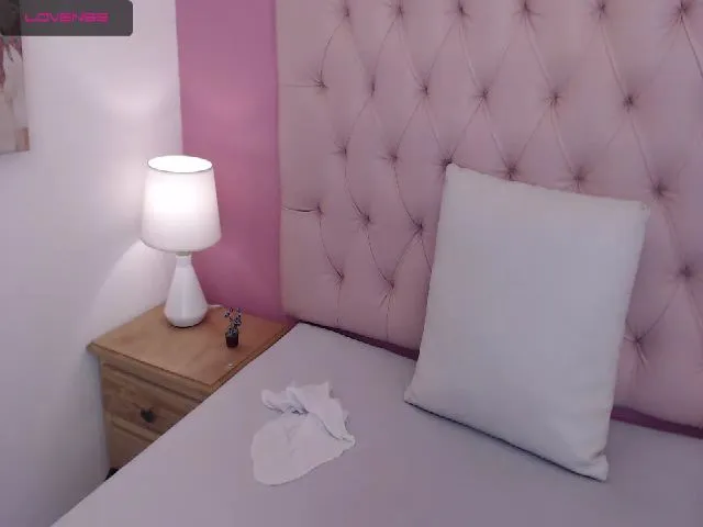 Live sex webcam photo for Keyra_R #258742657