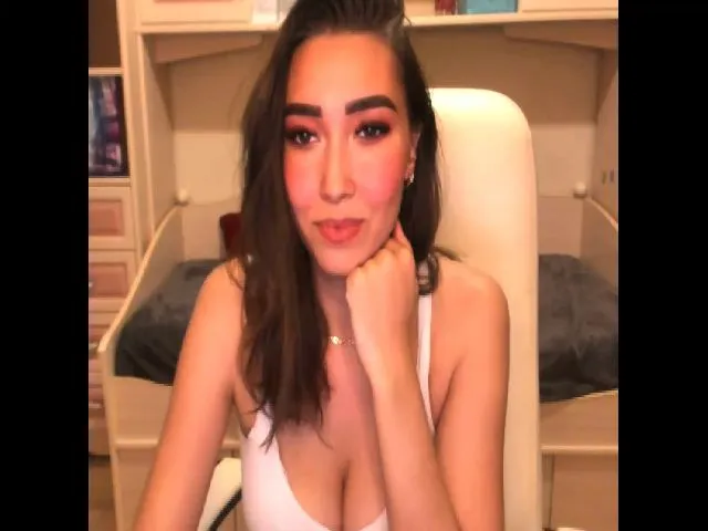 Live sex webcam photo for LuckyHoneyyy #264382206