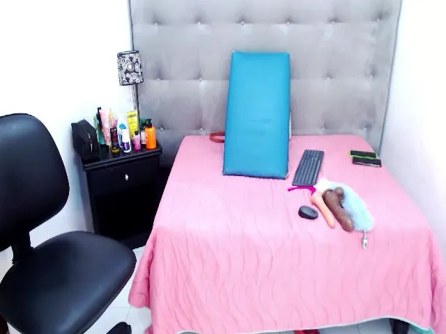 Live sex webcam photo for CharlotteWil #253793364