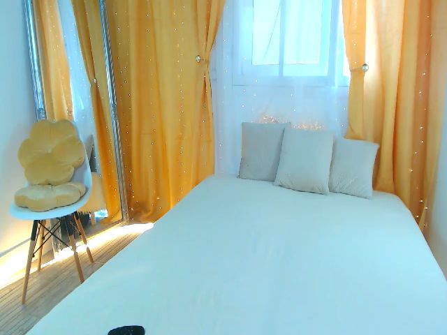 Live sex webcam photo for La_Kim__Cam #256213580