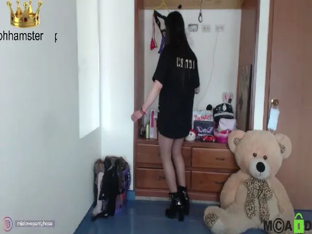 Live sex webcam photo for Miahot21 #264421623