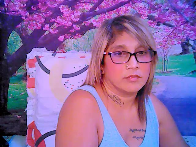 Live sex webcam photo for Roxyfoxy69 #253965715