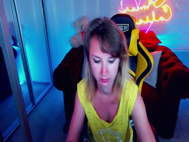 Live sex webcam photo for WhiteFoxi #255978906