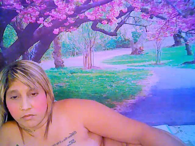 Live sex webcam photo for Roxyfoxy69 #253738854