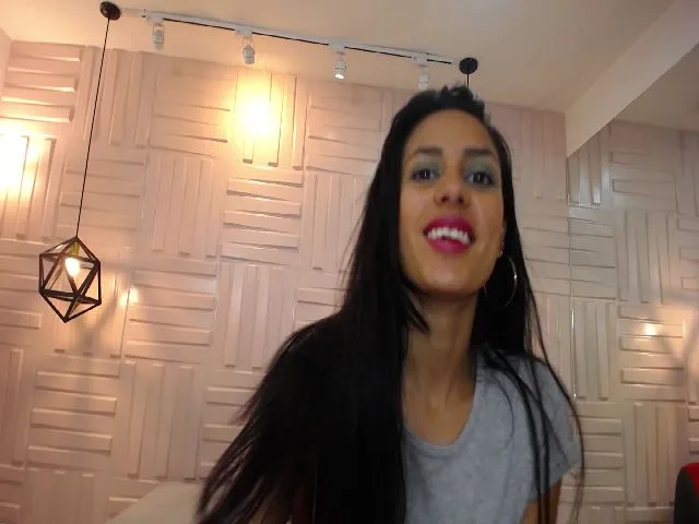 Live sex webcam photo for Anaiss_10 #255940164