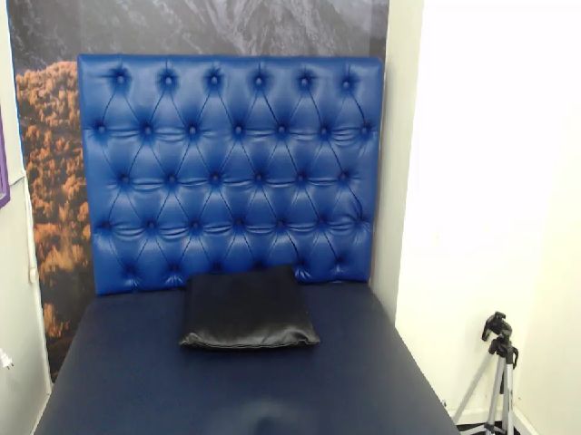 Live sex webcam photo for Cleo_e #258785368