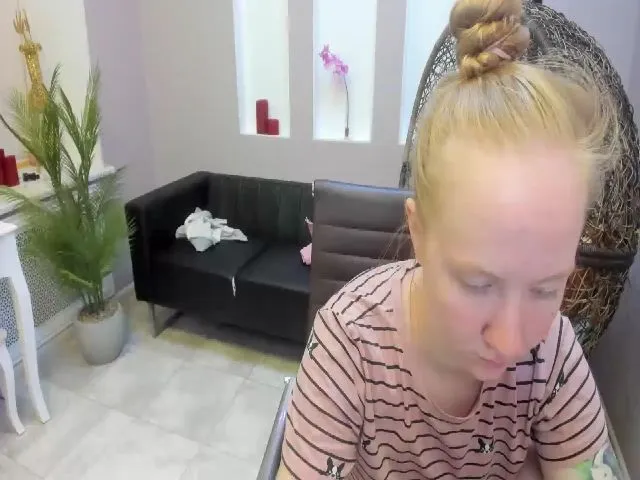 Live sex webcam photo for StunningKelly #255562837