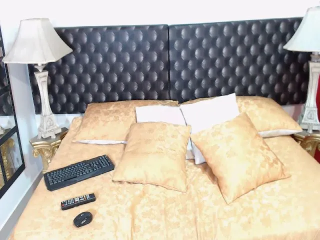 Live sex webcam photo for SharaEbony1 #258708860