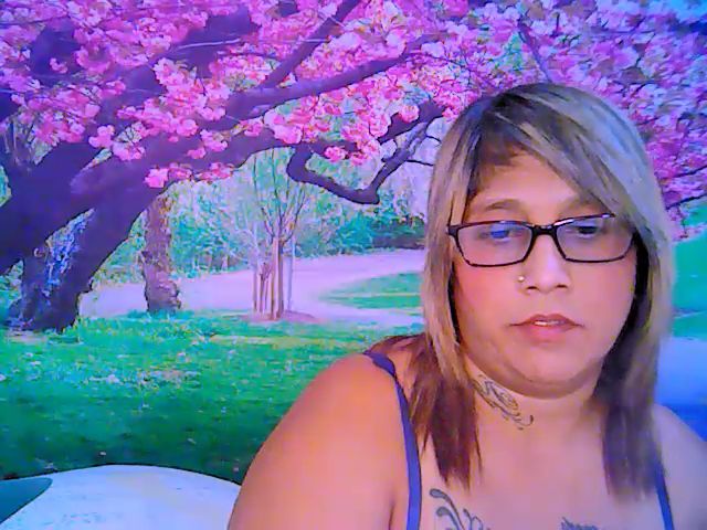 Live sex webcam photo for Roxyfoxy69 #259639908