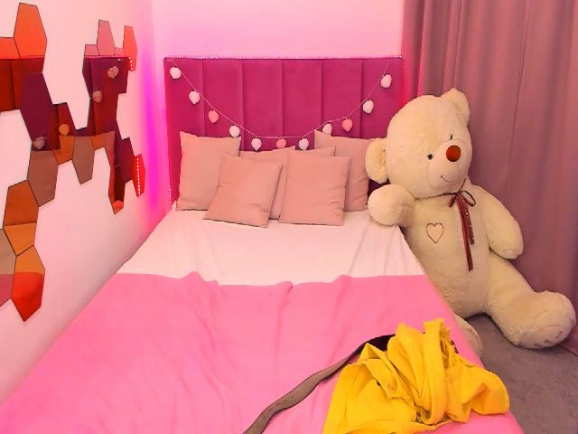 Live sex webcam photo for RedCat18 #256551403