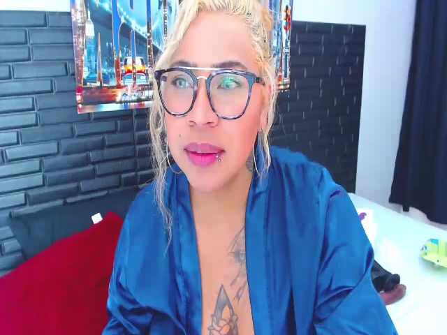 Live sex webcam photo for Samantha_25_ #263135608
