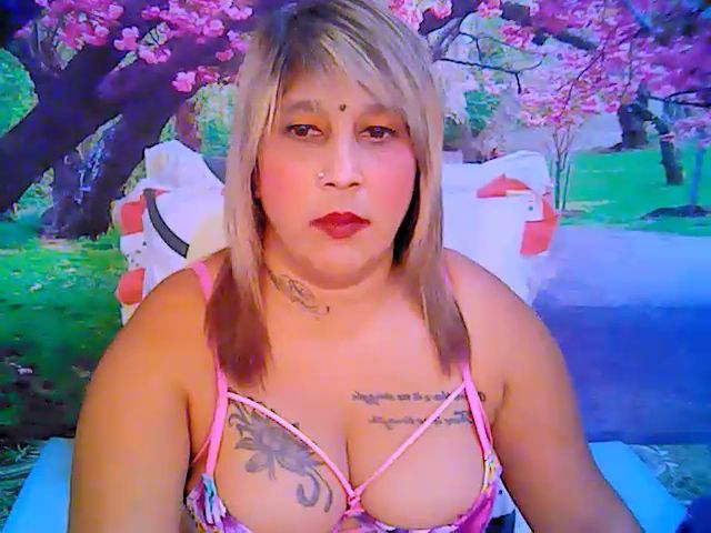 Live sex webcam photo for Roxyfoxy69 #256398215