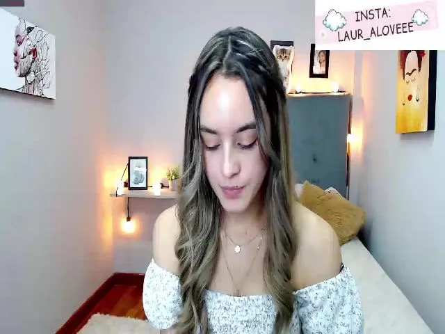 Live sex webcam photo for Laura_Lovee_ #253571929