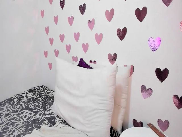 Live sex webcam photo for Roseann__ #257598696