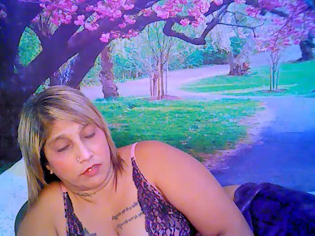 Live sex webcam photo for Roxyfoxy69 #253630978