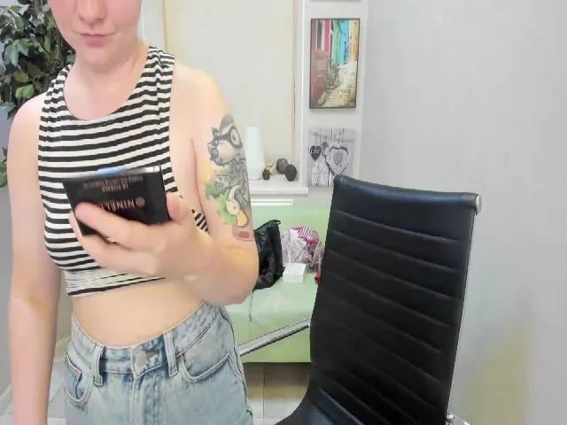 Live sex webcam photo for StunningKelly #252882509