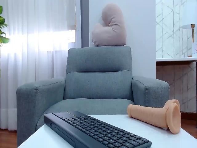 Live sex webcam photo for Lucycolins #255695329