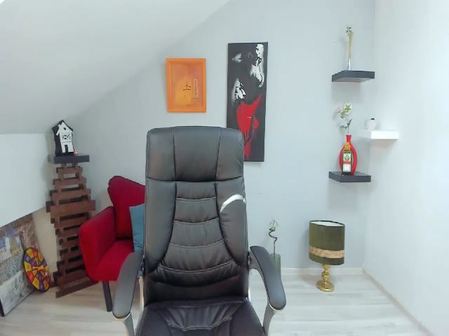 Live sex webcam photo for LizzieBrie #258586561