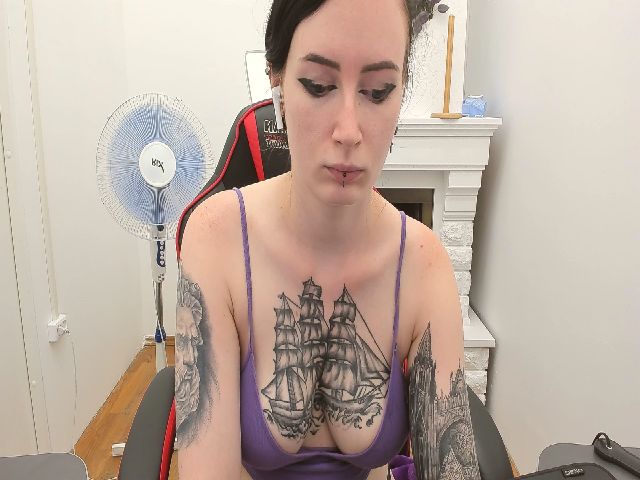 Live sex webcam photo for HelenCarter #252347897