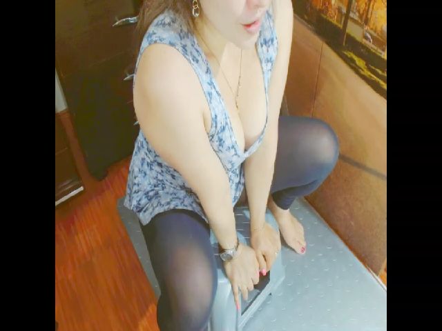 Live sex webcam photo for Salomesweet69 #287861496