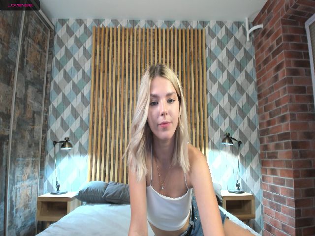 Live sex webcam photo for AmiaLee #263136404