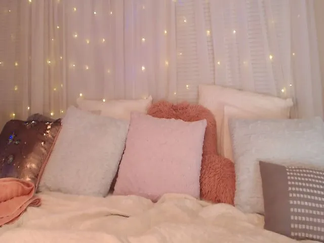 Live sex webcam photo for KylieKohl #259009445
