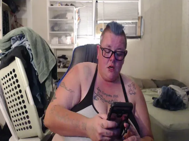 Live sex webcam photo for PunkChick420 #258520118