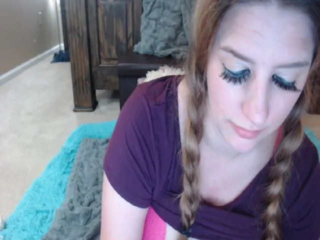 Live sex webcam photo for QueenKM #255153410