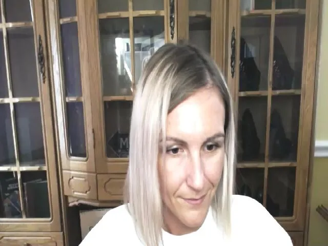 Live sex webcam photo for MiliEsiens #261321427