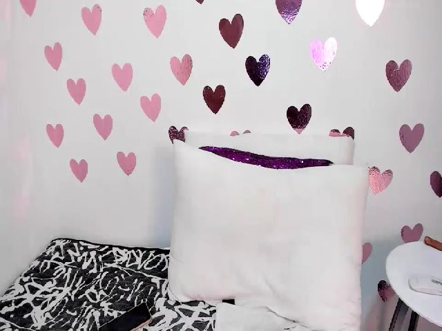 Live sex webcam photo for Roseann__ #260077333