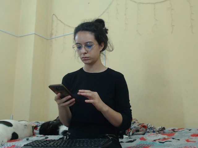 Live sex webcam photo for Maddyebela24 #250940782