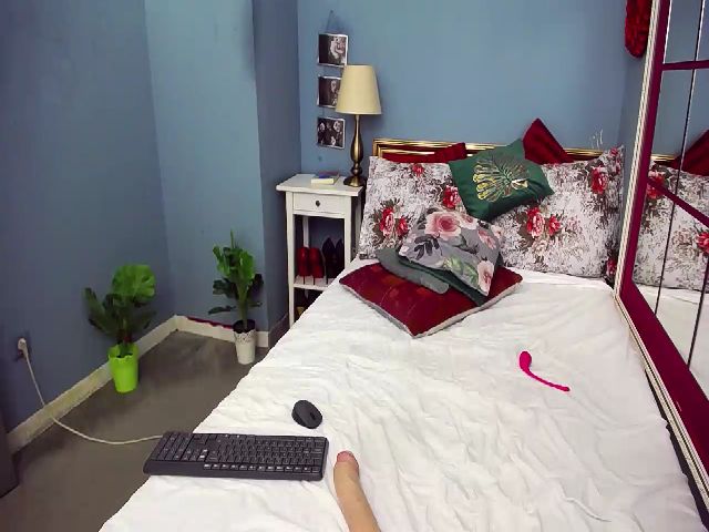 Live sex webcam photo for SofiaFoxxxy #255923665