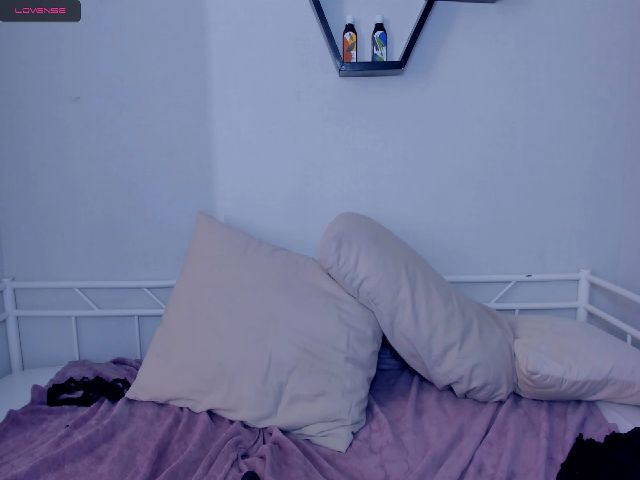 Live sex webcam photo for Emma_Carterr #265440181