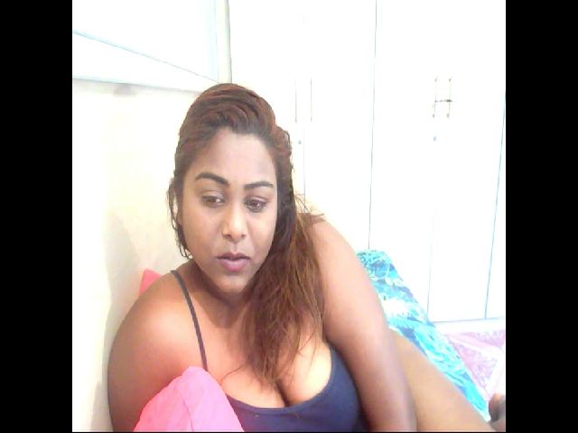 Live sex webcam photo for Indiandiva96 #264227669