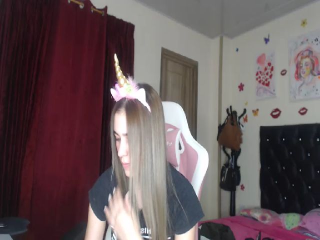 Live sex webcam photo for MIA_LOVE24 #260443897