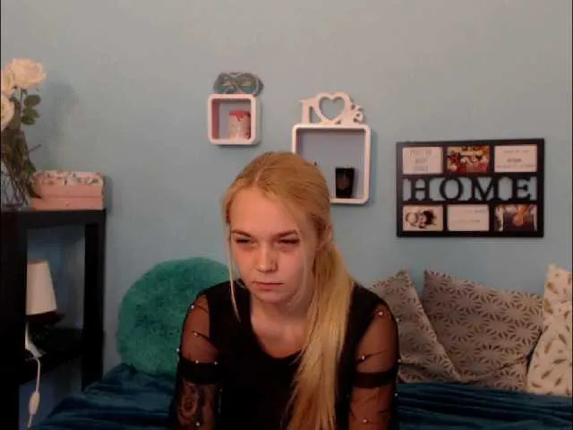 Live sex webcam photo for AnnaHappy18 #241693609