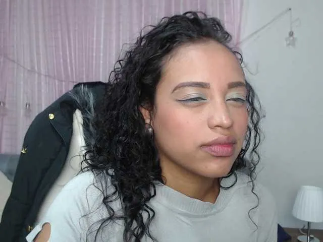 Live sex webcam photo for Angeluxxx #241249891