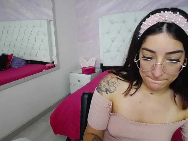 Live sex webcam photo for Karinapuerta #245148653