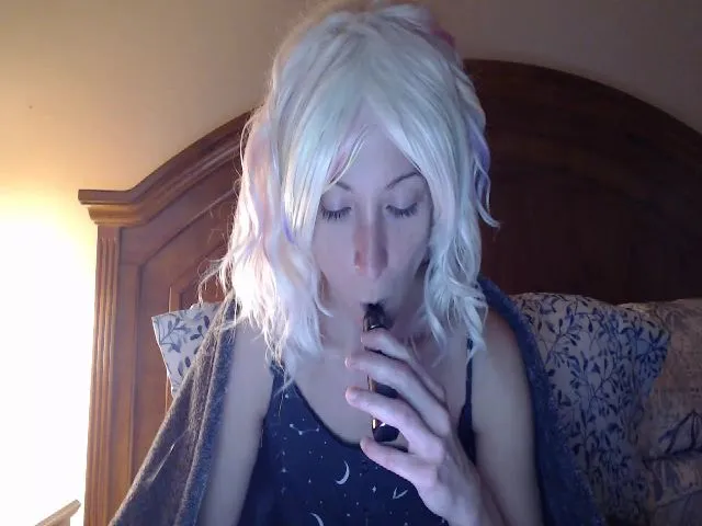 Live sex webcam photo for xKawaiiQueenx #255232632